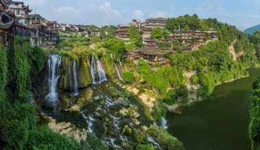 Furong Zhen kasabası ve şelale manzarası, Hunan bölgesi, Çin