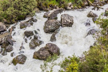 Kırgızistan 'da Karakol Nehri' nin Akıntıları
