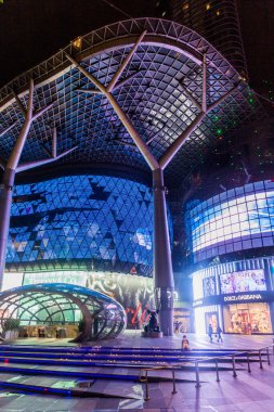 SINGAPORE, SINGAPORE - 12 Mart 2018 Singapur 'daki ION Orchard Mall' un gece görüşü