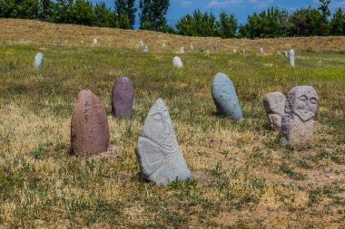 Kırgızistan 'daki Burana kulesinin yakınındaki antik balbalbalballar (taş işaretleri)