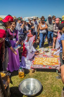 Song KOL, KYRGYZSTAN - 25 Temmuz 2018: Son Kol Gölü kıyılarında düzenlenen Ulusal At Oyunları Festivali 'nde mangır pişirme