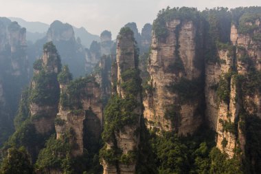 Çin 'in Hunan eyaletindeki Zhangjiajie Ulusal Orman Parkı' ndaki Wulingyuan Sahnesi ve Tarihi İlgi Alanı 'ndaki kumtaşı sütunları.