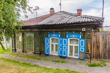 Rusya 'nın Tyumen şehrindeki tipik eski Rus ahşap evi.