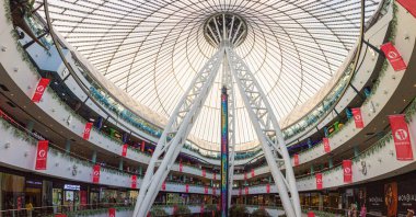 ASTANA, KAZAKHSTAN - 9 Temmuz 2018: Astana 'daki Khan Shatyr Eğlence Merkezi (şimdiki Nur-Sultan), Kazakistan