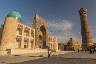BUKHARA, UZBEKISTAN - 30 Nisan 2018: Buhara, Özbekistan 'da Mir-i-Arap Madrasa ve Kalan minaresi