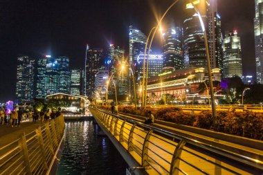 SINGAPORE, SINGAPORE - 12 Mart 2018 Singapur 'daki Marina Körfezi' nin silüeti