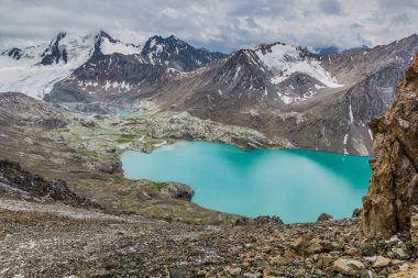 Kırgızistan 'daki Terskey Alatau dağlarında Ala-Kul Gölü