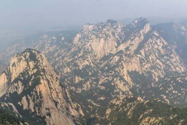 Çin 'in Şanksi eyaletindeki Hua Shan Dağı' nın zirvesinden bir görüntü.