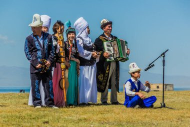 SONG KOL, KYRGYZSTAN - 25 Temmuz 2018: Son Kol Gölü kıyılarında düzenlenen Ulusal At Oyunları Festivali sırasında geleneksel müzik performansı