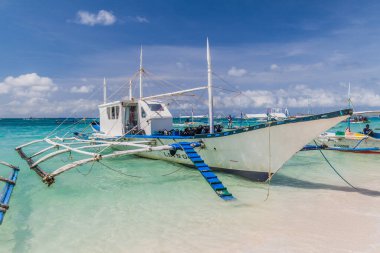 BORACAY, FİLİPPİNLER - 1 Şubat 2018: Boracay, Filipinler 'deki White Beach' teki Bangka tekneleri