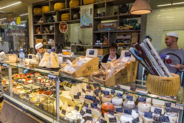 FLORENCE, İtalya - 21 Ekim 2018: Floransa, İtalya 'daki Mercato Centrale pazarındaki peynir tezgahı