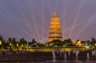 Çin, Xi 'an' daki Büyük Vahşi Kaz Pagoda 'nın önündeki çeşmeler.