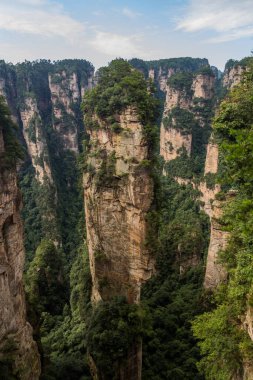 Çin 'in Hunan eyaletindeki Zhangjiajie Ulusal Orman Parkı' ndaki Wulingyuan Manzarası ve Tarihi İlgi Alanı 'ndaki Kum Taşı sütunları