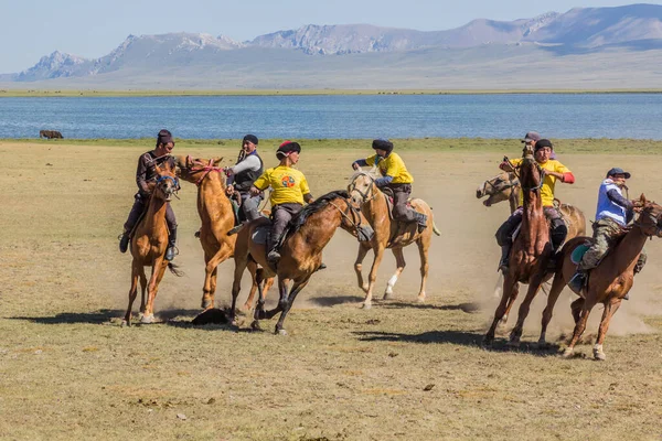 Song Kol Kyrgyzstan July 2018年7月25日 圣科尔湖畔的国家马术节 传统的马类游戏 带有山羊尸体 — 图库照片