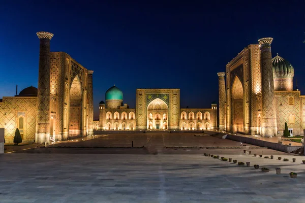 Semerkant, Özbekistan 'daki Registan Meydanı' nın akşam manzarası