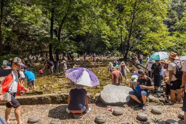 Wulingyuan Kina August 2018 Besökare Zhangjiajie National Forest Park Njuter — Stockfoto