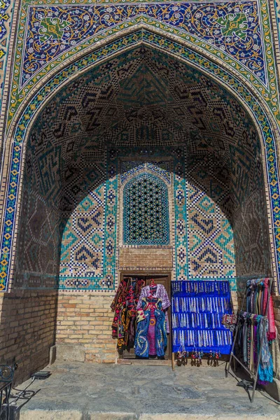 Souvenir Stall Courtyard Sher Dor Madrasa Samarkand Uzbekistan — Stock Photo, Image