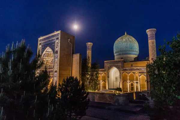 ウズベキスタンのサマルカンドにあるグール アミール廟の夕景 — ストック写真