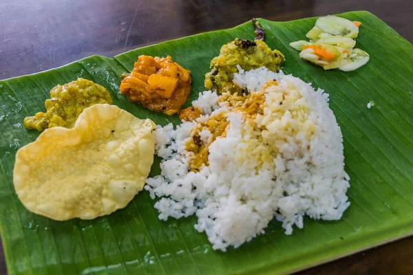 インド料理のタリはバナナの葉に盛り付け — ストック写真