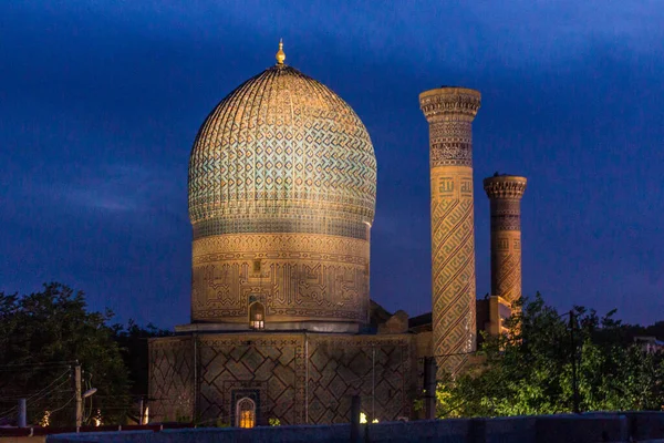 ウズベキスタンのサマルカンドにあるグール アミール廟の夕景 — ストック写真