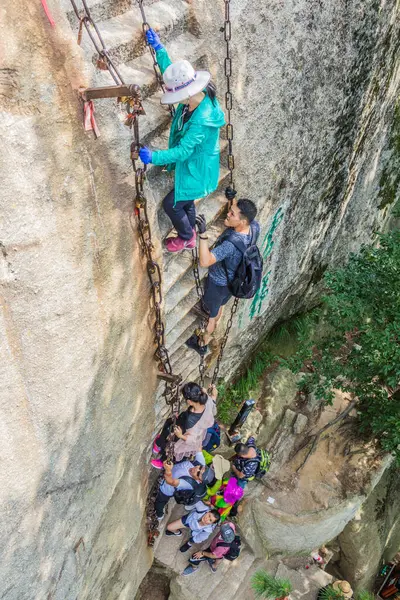 中国华山 2018年8月4日 人们爬上通往中国陕西华山山顶的陡峭楼梯 — 图库照片