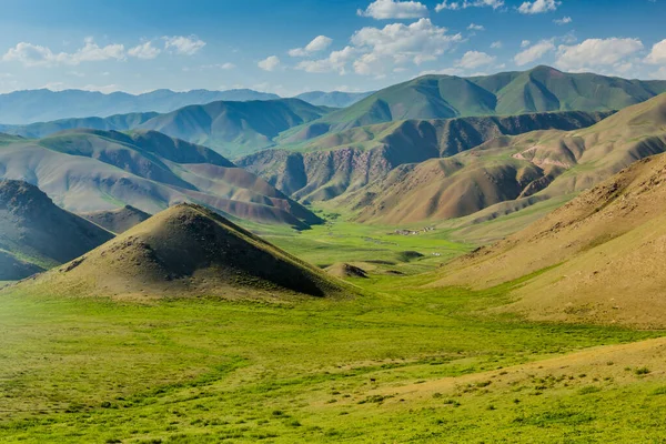 キルギスSong Kul湖近くの山の緑の牧草地 — ストック写真