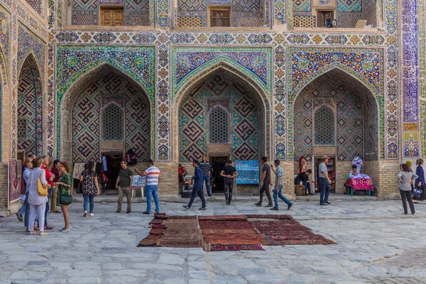 Samarkand Uzbekistan April 2018 Souvenir Stalls Courtyard Sher Dor Madrasa — стокове фото
