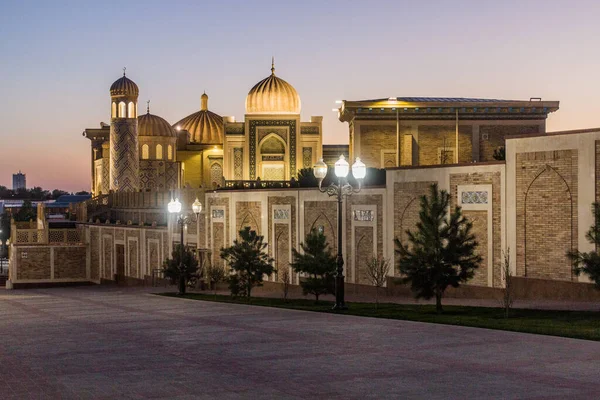 ウズベキスタンのサマルカンドにあるハズラト キズル モスクの夕景 — ストック写真