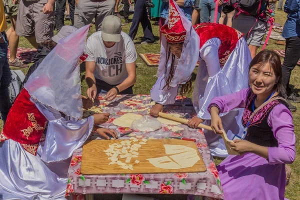 Song Kol Kyrgyzstan Julio 2018 Cocción Boorsok Masa Frita Festival — Foto de Stock