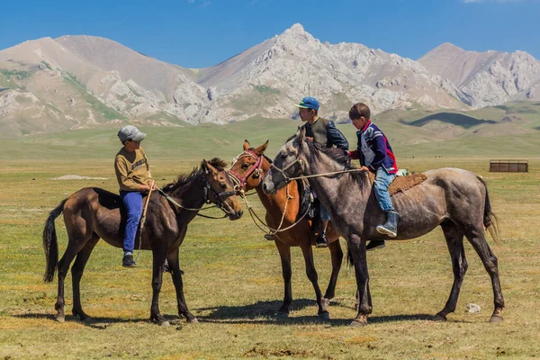 Song Kol Kyrgyzstan Julio 2018 Niños Montando Caballo Festival Nacional —  Fotos de Stock