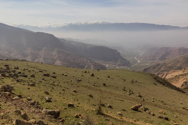 イランのアラムート渓谷の霧の景色 — ストック写真