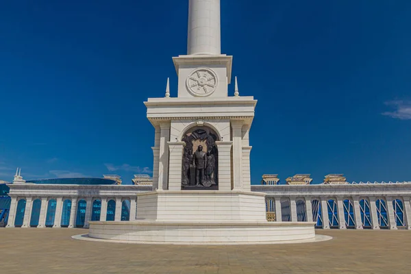 アスタナ カザフスタン2018年7月9日 カザフスタンの首都アスタナ 現在のヌールスルタン の独立広場にあるカザフスタン エリ記念碑 — ストック写真