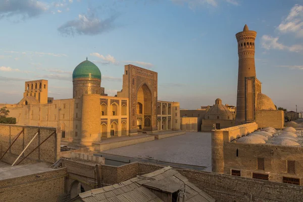 ウズベキスタンのブハラにあるミール アラブ マドラサとカラン ミナレットとモスク — ストック写真