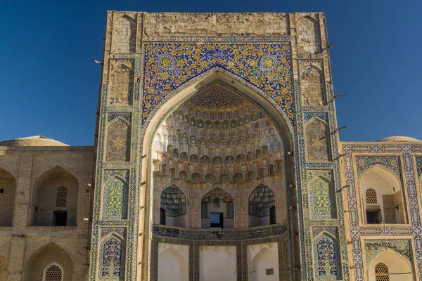 乌兹别克斯坦布哈拉的Abdulaziz Khan Madrasa — 图库照片