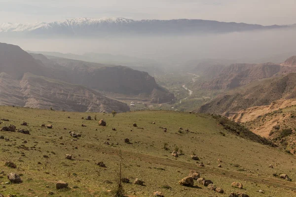 イランのアラムート渓谷の霧の景色 — ストック写真