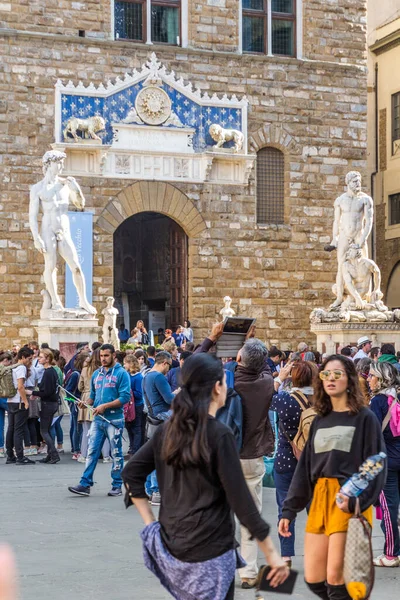 Kwiaciarnia Włochy Październik 2018 Turyści Przed Palazzo Vecchio Ratusz Florencji — Zdjęcie stockowe