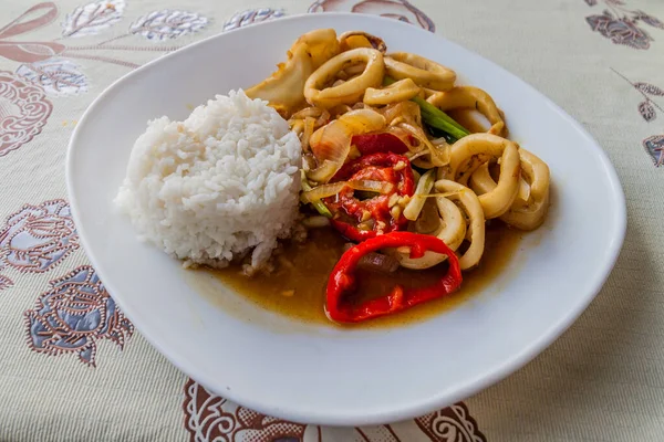 フィリピンの食事 お米とイカのリング — ストック写真