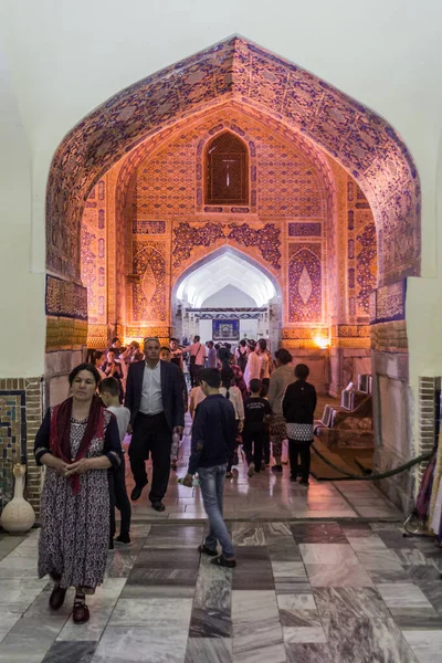 Samarkand Usbekistan April 2018 Touristen Besuchen Madrasa Tilya Kori Samarkand — Stockfoto