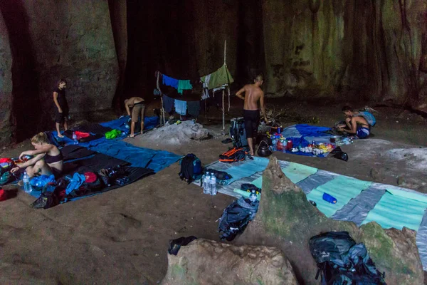 Taman Negara Malaysia March 2018 Tourists Prepare Camp Cave Jungle — Stock Photo, Image