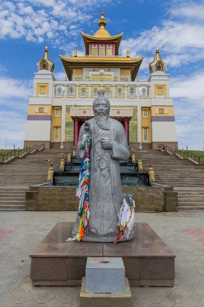 俄罗斯伊利斯塔的佛寺 佛寺的金殿 — 图库照片