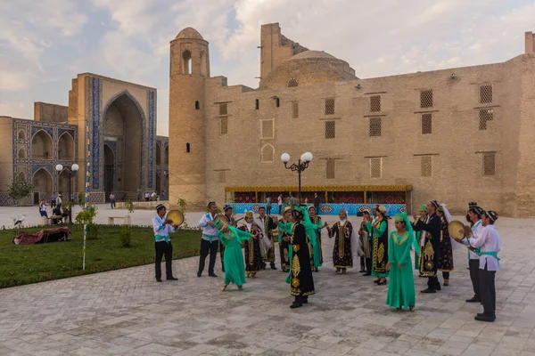 Bukhara Uzbekistan April 2018 Танцюристи Музиканти Носять Традиційне Вбрання Центрі — стокове фото