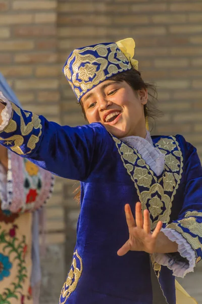 Bukhara Uzbekistan April 2018 Young Dancer Traditional Dress Center Bukhara — Stock Photo, Image