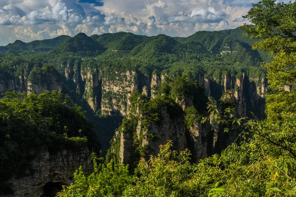 Çin Hunan Eyaletindeki Zhangjiajie Ulusal Orman Parkı Manzarası — Stok fotoğraf