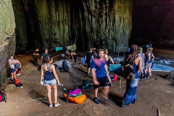 タマンネガラ マレーシア 3月16 2018 観光客はタマンネガラ国立公園のジャングルの洞窟でキャンプを準備する — ストック写真