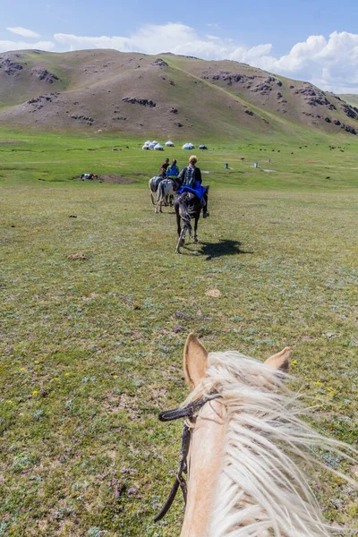 Song Kul Quirguistão Julho 2018 Turistas Cavalos Perto Lago Song — Fotografia de Stock