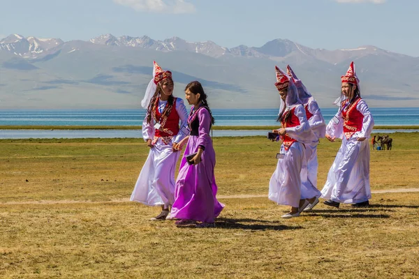 Song KOL, KYRGYZSTAN - 25 Temmuz 2018: Son Kol Gölü kıyılarında düzenlenen Ulusal At Oyunları Festivali 'nde geleneksel elbise giyen kızlar