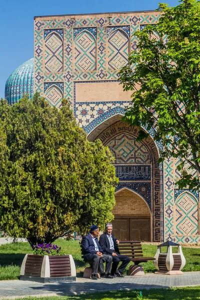 Samarkand Uzbekistan April 2018 Lokale Mannen Zitten Een Bank Voor — Stockfoto