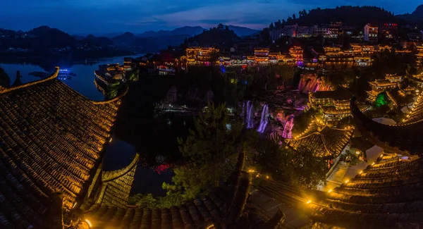 中国湖南省古城鎮と滝の夕景 — ストック写真