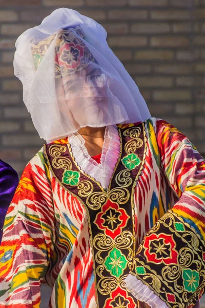 Bukhara Uzbekistan Aprile 2018 Giovane Ballerina Abito Tradizionale Nel Centro — Foto Stock