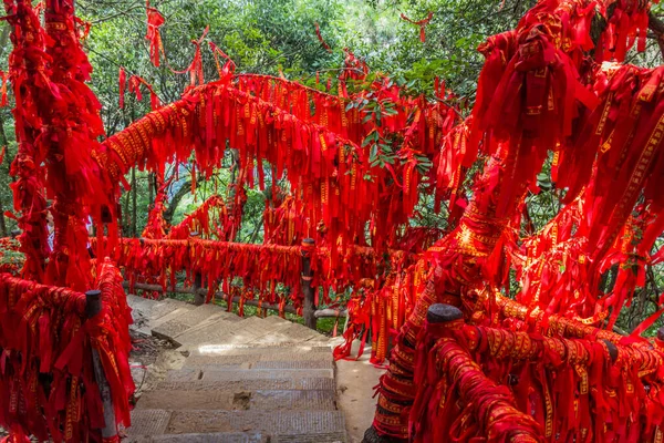Czerwone Wstążki Błogosławieństwa Związane Balustradzie Gałęziach Wulingyuan Scenic Historic Interest — Zdjęcie stockowe